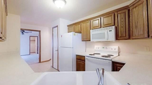 Kitchen with breakfast bar